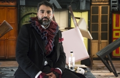 Actor hombre interpretando a Patricio, con puertas a la espalda