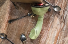 Telefono  verde sobre el piso, con cucharas al rededor