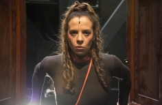 Mujer vestida de negro, en un portal