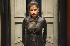 Mujer vestida de negro interpretanto un papel