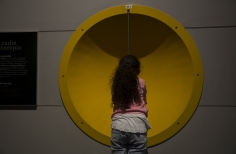 Niña dando la espalda 