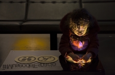 Niña jugando con un foco de luz