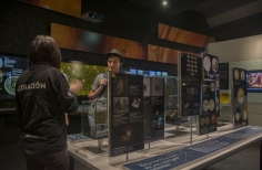 Personas dialogando en medio de una exposición