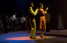 Hombre  y mujer  bailando