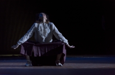 Mujer mirando al cielo en el escenario