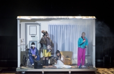 Grupo de  personas en un cuarto rodante
