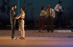 Dos parejas de hombre  y mujer  bailando en el escenario