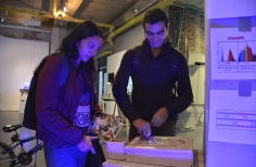 Hombre y mujer observando 
