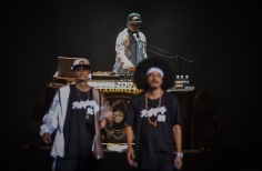 Alcolirykoz - En letras mayúsculas.