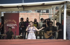 Gira en la casa de la Veci - Adriana lucía 