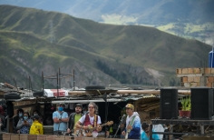 Gira En Casa de la Vecina, Aterciopelados.