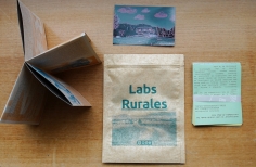 Un empaque, una postal y dos folletos sobre los LabsRurales. 