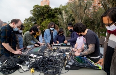 Participantes del laboratorio en la terraza del Planetario con consolas de sonido. 