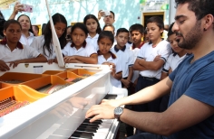 Pianomovil con niños atendiendo