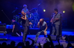 LOS TRES Y BERSUIT