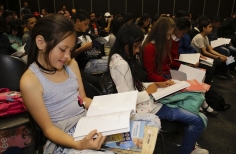 Niños del Programa Crea leen en el marco de la FILBo
