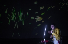 En la cápsula del espacio, un show de Queen