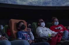 En la cápsula del espacio, un show de Queen