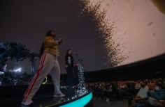 En la cápsula del espacio, un show de Queen
