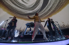 En la cápsula del espacio, un show de Queen