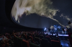 En la cápsula del espacio, un show de Queen