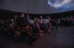 En la cápsula del espacio, un show de Queen