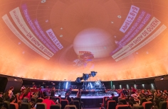 En la cápsula del espacio, un show de Queen