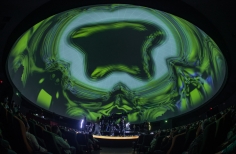 En la cápsula del espacio, un show de Queen