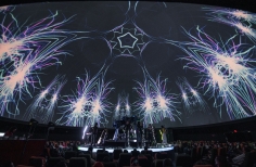 En la cápsula del espacio, un show de Queen