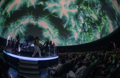 En la cápsula del espacio, un show de Queen