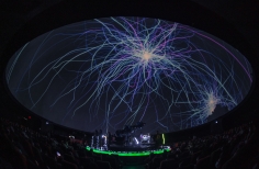 En la cápsula del espacio, un show de Queen