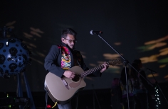 En la cápsula del espacio, un show de Queen