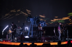 En la cápsula del espacio, un show de Queen