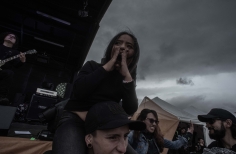 En la cuadra, Distorsión