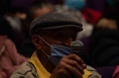 Publico asistente hablando.