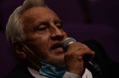 Publico asistente hablando.