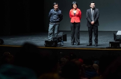 Actores escuchando al publico.