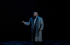 Actor cantando