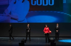 4 Actores interactúan con el publico.