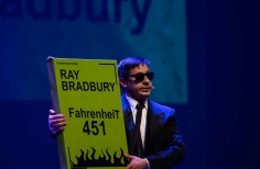 Actor mostrando libro de Ray Bradbury en tamaño grande.