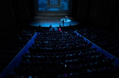 Escenario y publico.