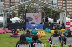 Público sentado escuchando la narración