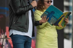 Artista en tarima realizando la lectura