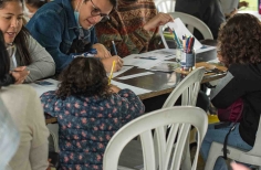 Público realizando actividades del evento