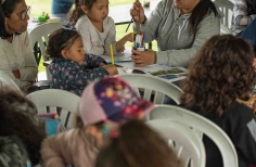 Público realizando actividades del evento