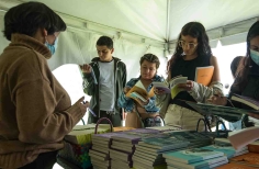 Público realizando actividades del evento