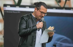 Artista en tarima realizando la lectura