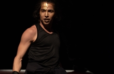 Artista en escenario
