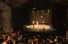 Artista en escenario