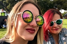 Mujeres jóvenes con gafas de sol de día en exterior